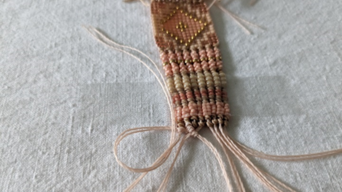 Bracelet avec tissage central et micro macramé : Etape 14 Bracelet avec tissage central et micro macramé : Etape 14