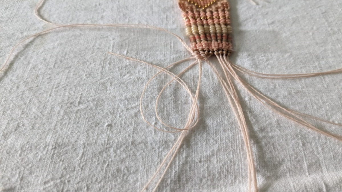 Bracelet avec tissage central et micro macramé : Etape 15 Bracelet avec tissage central et micro macramé : Etape 15