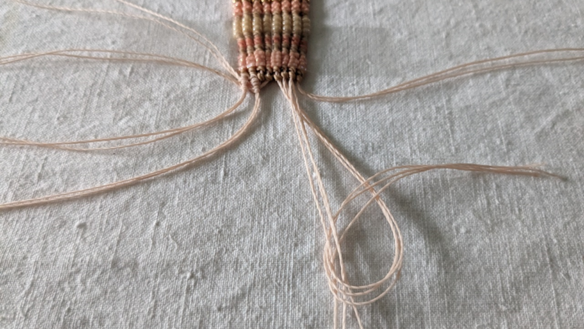 Bracelet avec tissage central et micro macramé : Etape 16 Bracelet avec tissage central et micro macramé : Etape 16