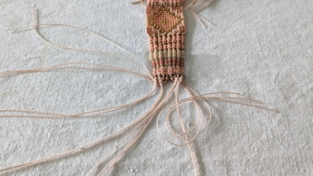 Bracelet avec tissage central et micro macramé : Etape 17 Bracelet avec tissage central et micro macramé : Etape 17