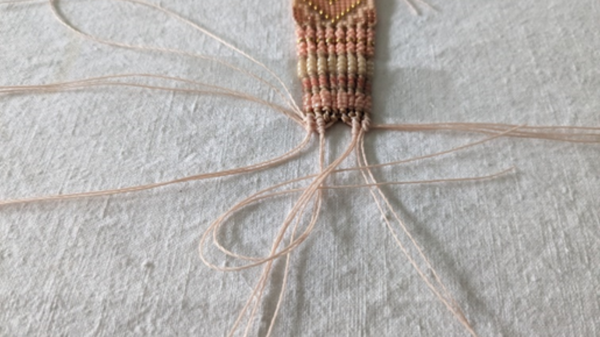 Bracelet avec tissage central et micro macramé : Etape 18 Bracelet avec tissage central et micro macramé : Etape 18