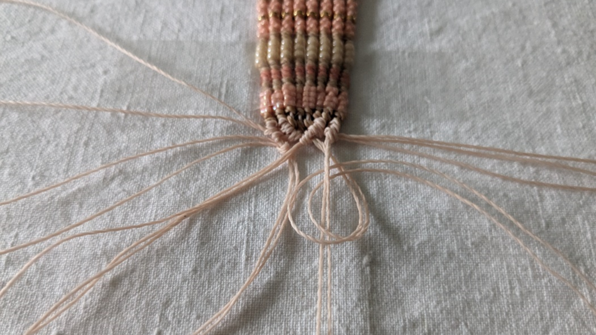 Bracelet avec tissage central et micro macramé : Etape 19 Bracelet avec tissage central et micro macramé : Etape 19