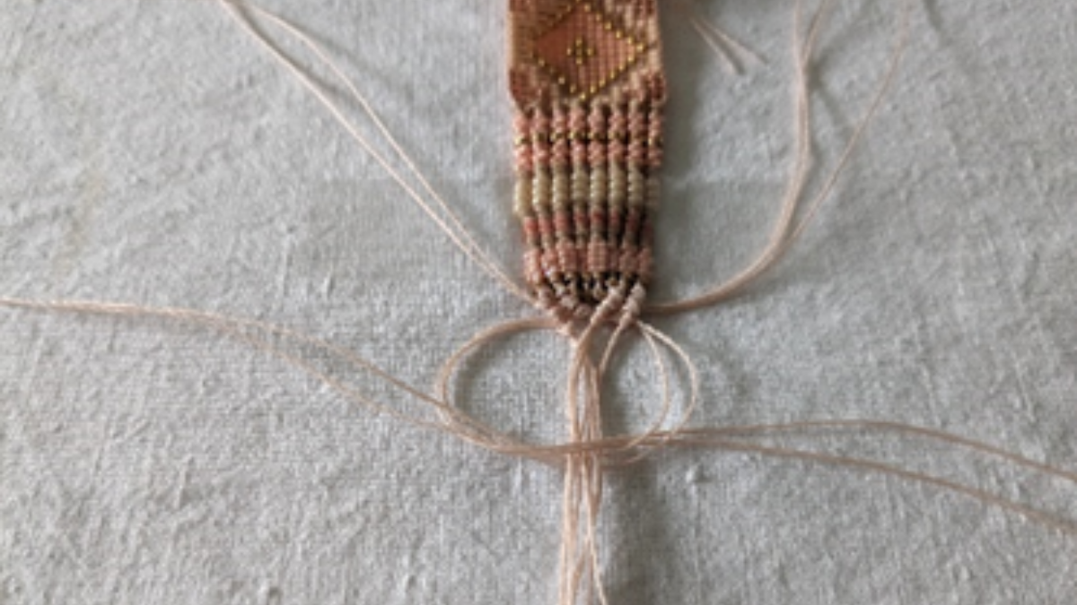 Bracelet avec tissage central et micro macramé : Etape 20 Bracelet avec tissage central et micro macramé : Etape 20