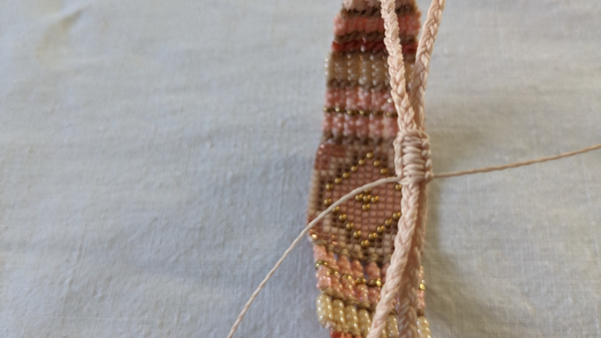 Bracelet avec tissage central et micro macramé : Etape 23 Bracelet avec tissage central et micro macramé : Etape 23