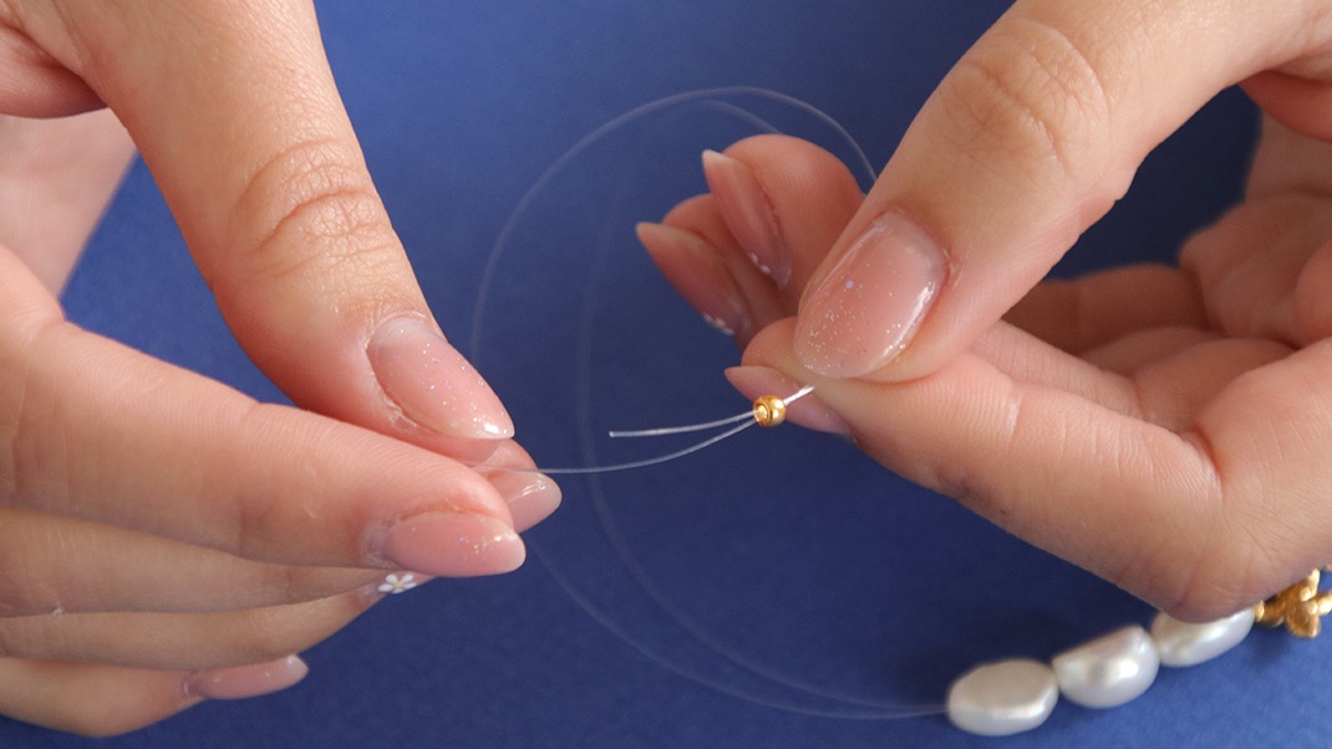 Boucles d'oreilles pendantes en perles d'eau douce : Etape 4