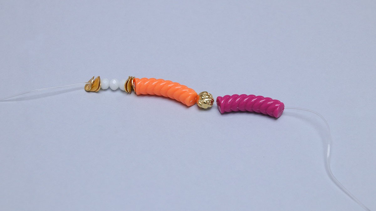 Bracelets élastiques avec perles tubes fantaisies : Etape 1