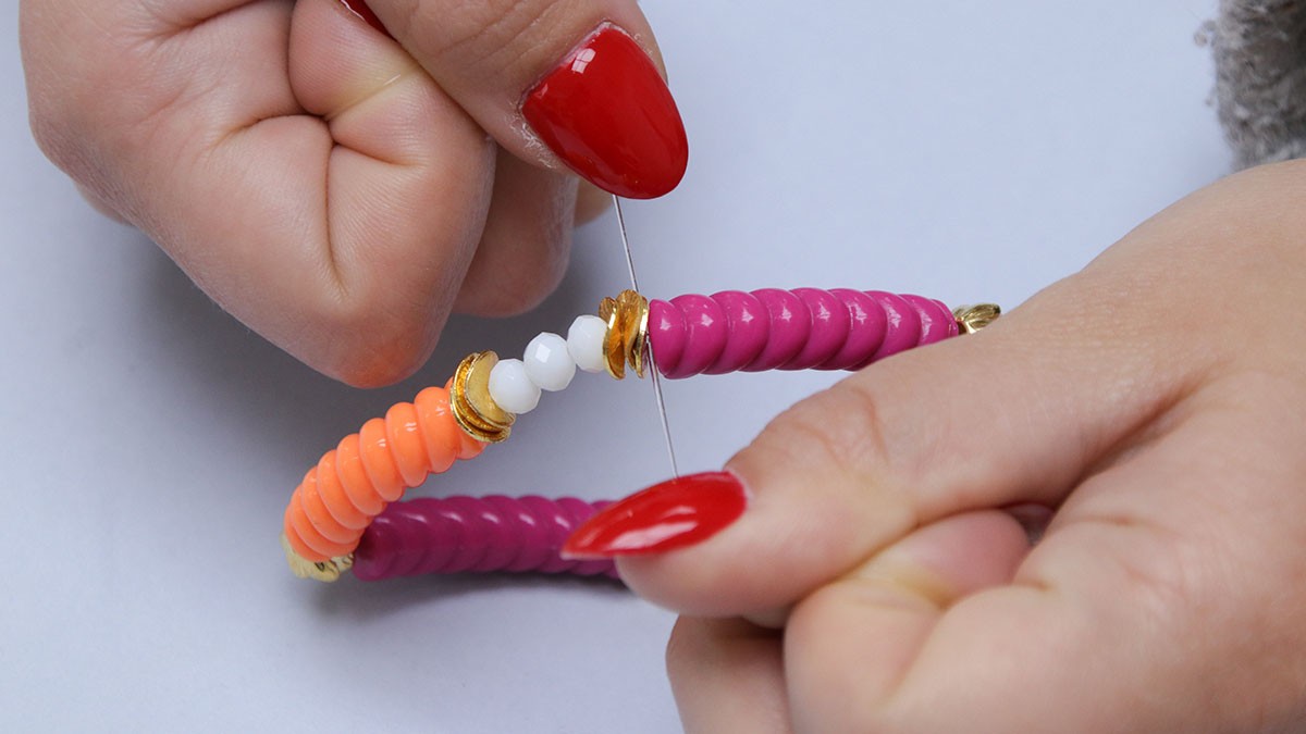 Bracelets élastiques avec perles tubes fantaisies : Etape 2