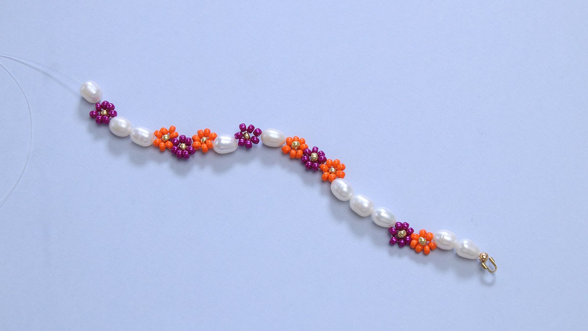 Bracelet de fleurs en rocailles et perles d'eau douce : Etape 4