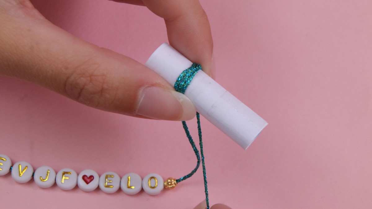 Bracelets EVJF avec fil métallisé et perles lettres : Etape 2