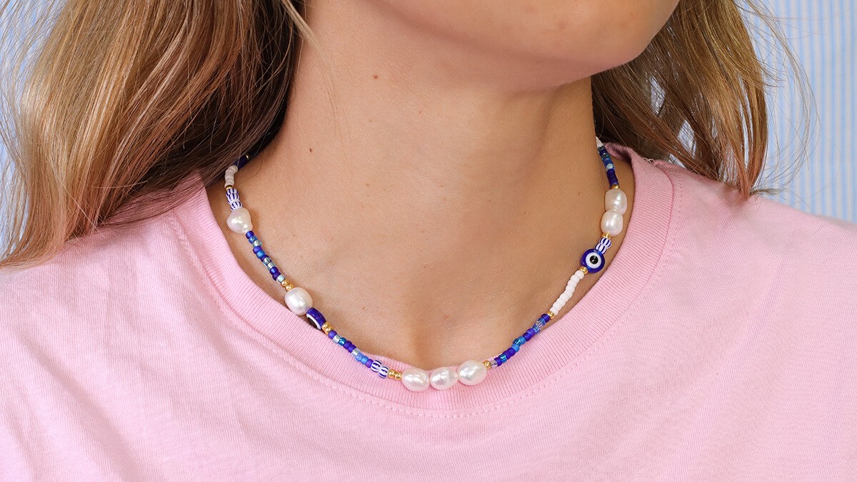 Collier de perles blanc et bleu pour l'été - Rocailles Miyuki et perles d'eau douce