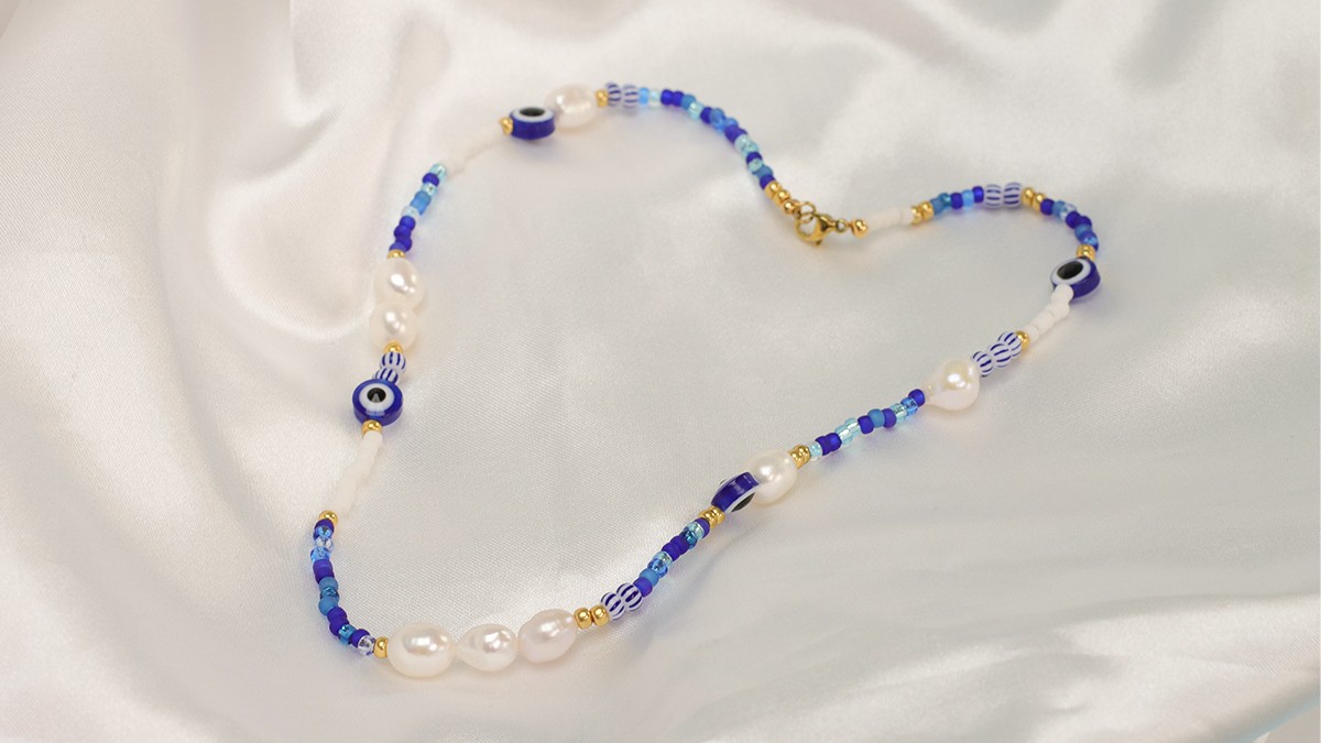 Schéma Collier de perles blanc et bleu pour l'été - Rocailles Miyuki et perles d'eau douce