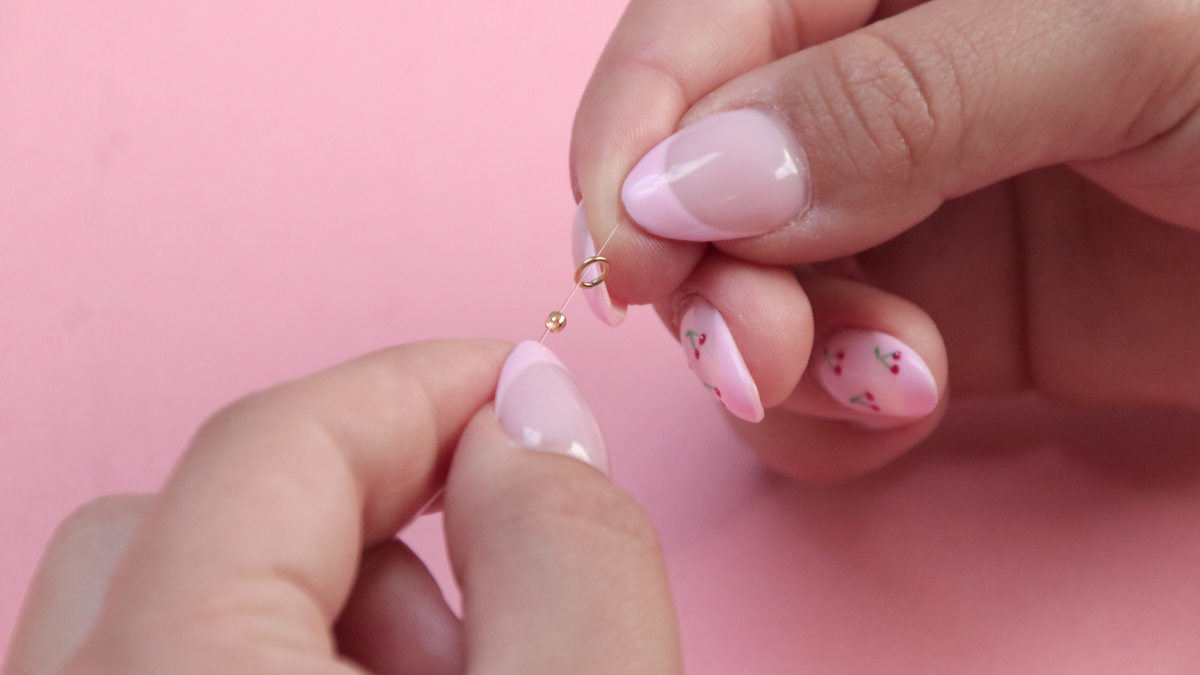 Collier de perles blanc et bleu pour l'été - Rocailles Miyuki et perles d'eau douce : Etape 3
