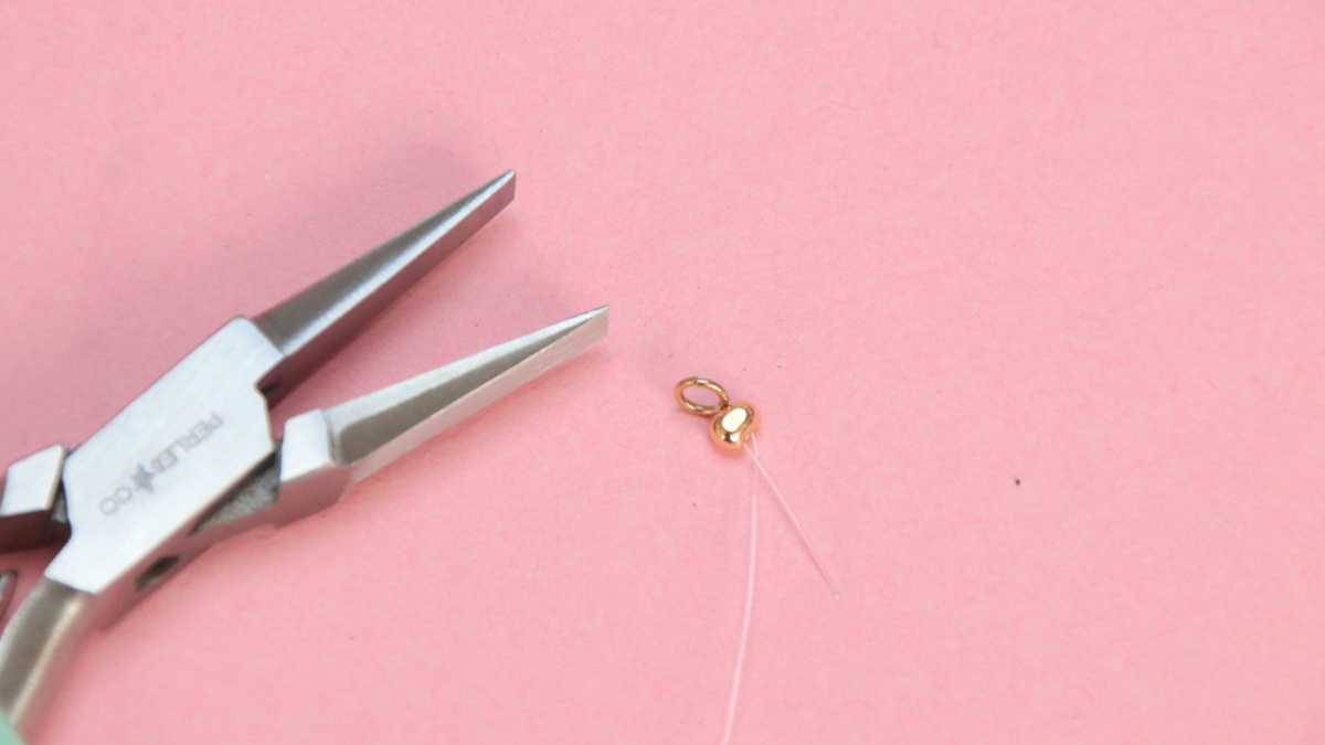 Collier de perles blanc et bleu pour l'été - Rocailles Miyuki et perles d'eau douce : Etape 5