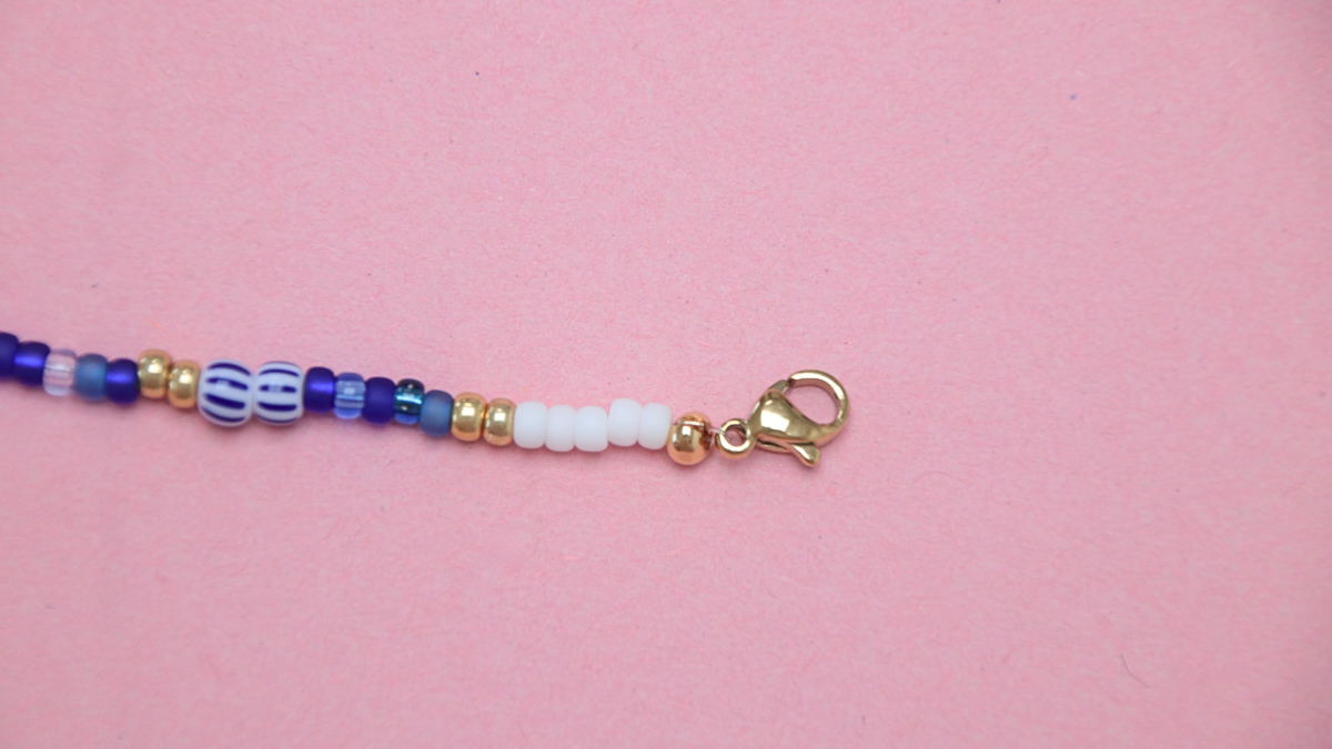 Collier de perles blanc et bleu pour l'été - Rocailles Miyuki et perles d'eau douce : Etape 7