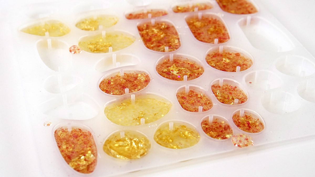 Boucles d'oreilles en résine époxy et paillettes : Etape 1