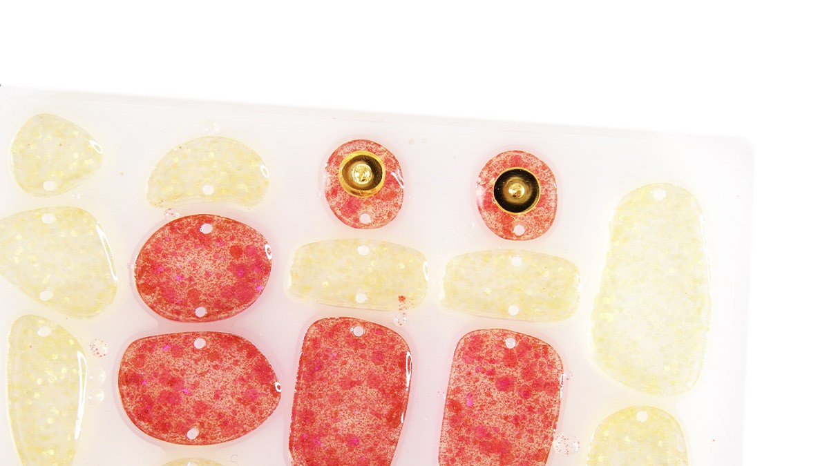 Boucles d'oreilles en résine époxy et paillettes : Etape 2