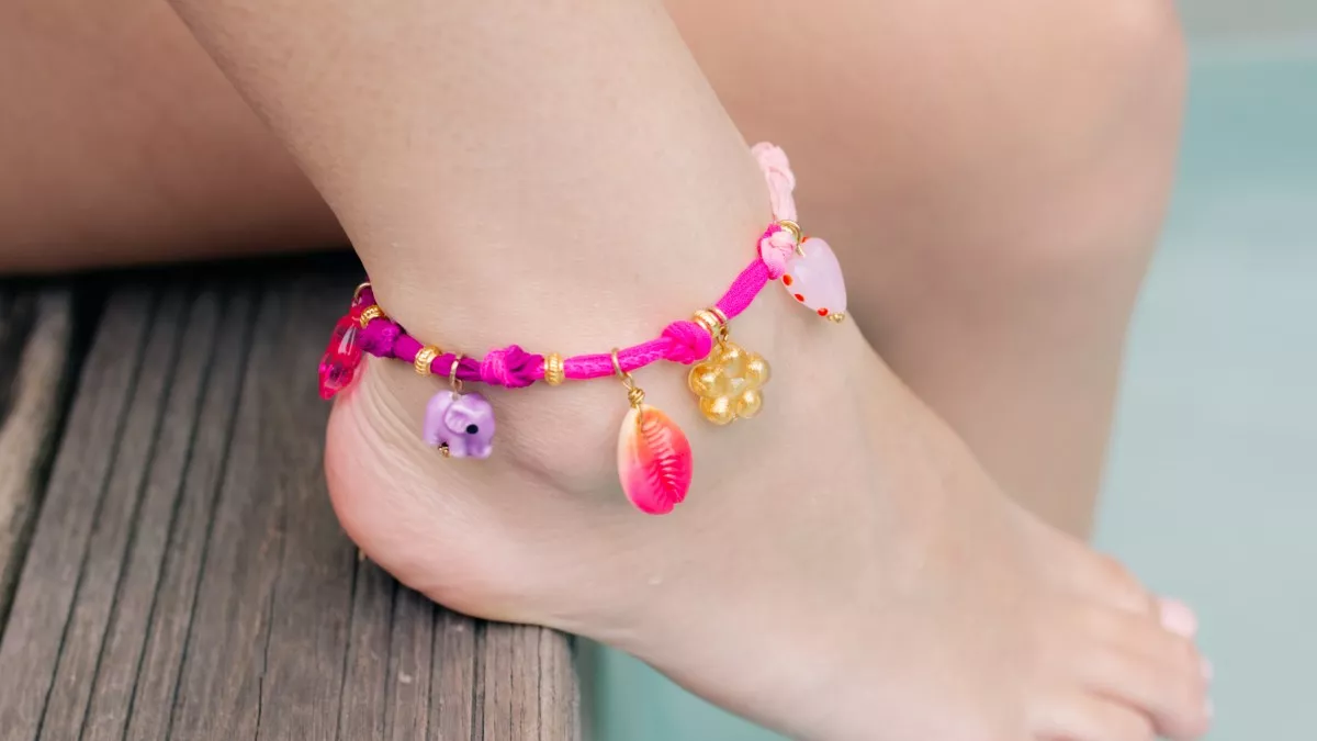 Bracelet de cheville avec breloques et ruban de soie