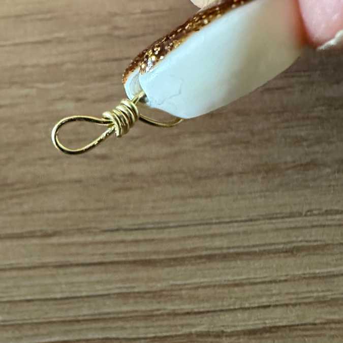 Bracelet de cheville avec breloques et ruban de soie : Etape 1