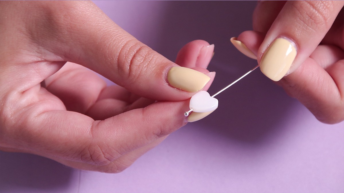 Collier fermoir ovale, toupies bleues et accumulation de breloques : Etape 2