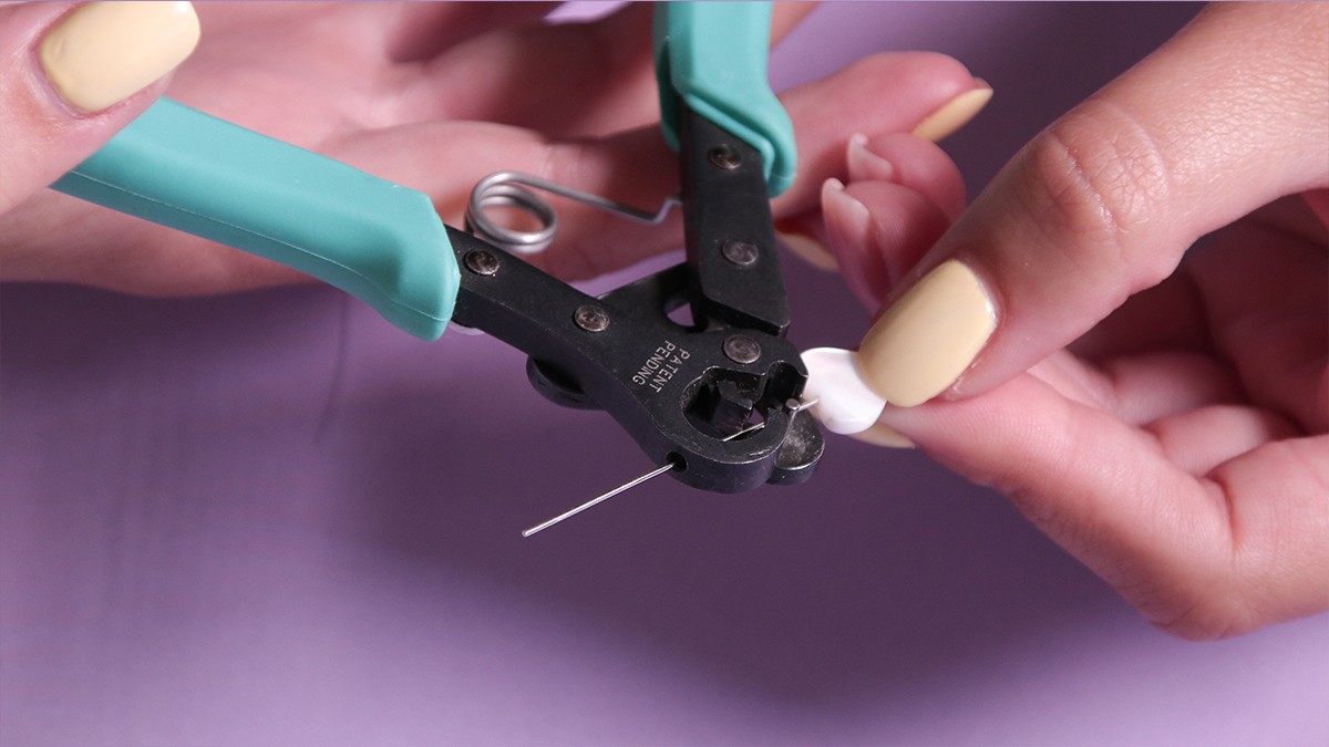 Collier fermoir ovale, toupies bleues et accumulation de breloques : Etape 3