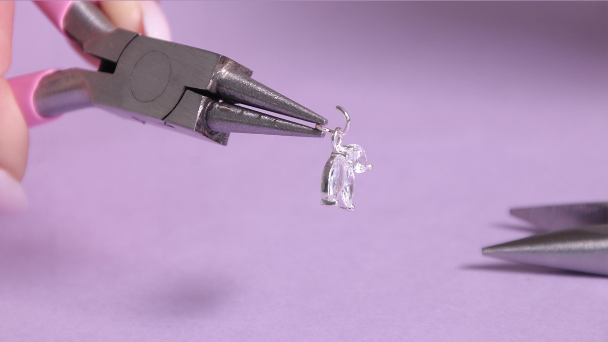 Collier fermoir ovale, toupies bleues et accumulation de breloques : Etape 10