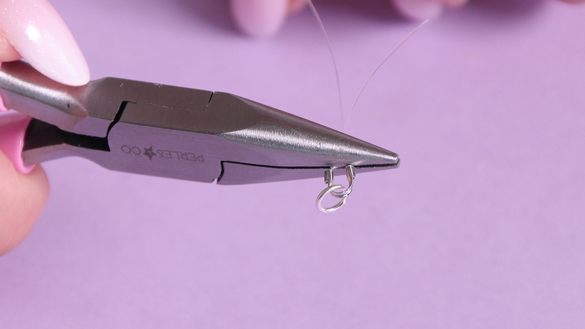 Collier fermoir ovale, toupies bleues et accumulation de breloques : Etape 6