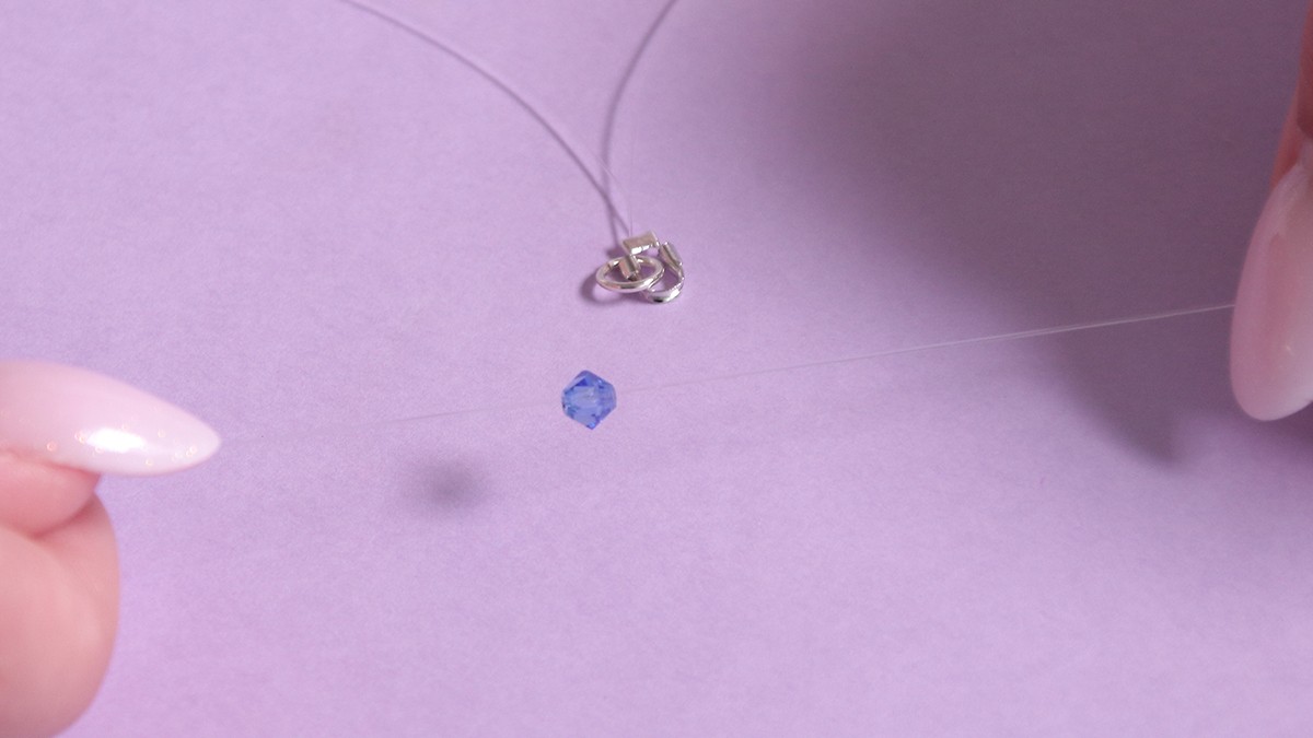 Collier fermoir ovale, toupies bleues et accumulation de breloques : Etape 7