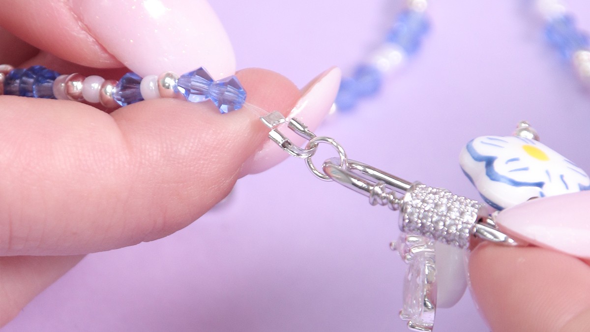 Collier fermoir ovale, toupies bleues et accumulation de breloques : Etape 9