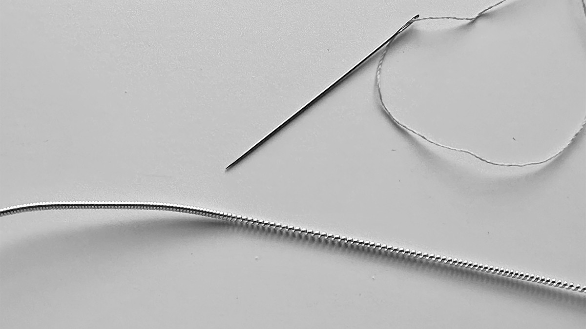 Broche Bijoux en forme de Lune Embrumée avec Cannetille et Fil Kreinik : Etape 2