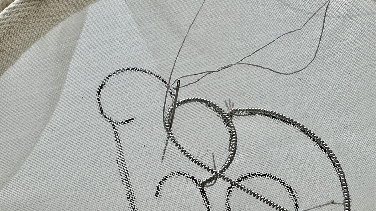 Broche Bijoux en forme de Lune Embrumée avec Cannetille et Fil Kreinik : Etape 3