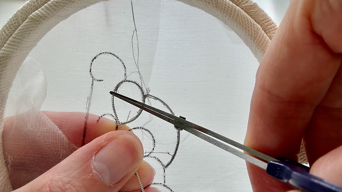 Broche Bijoux en forme de Lune Embrumée avec Cannetille et Fil Kreinik : Etape 4