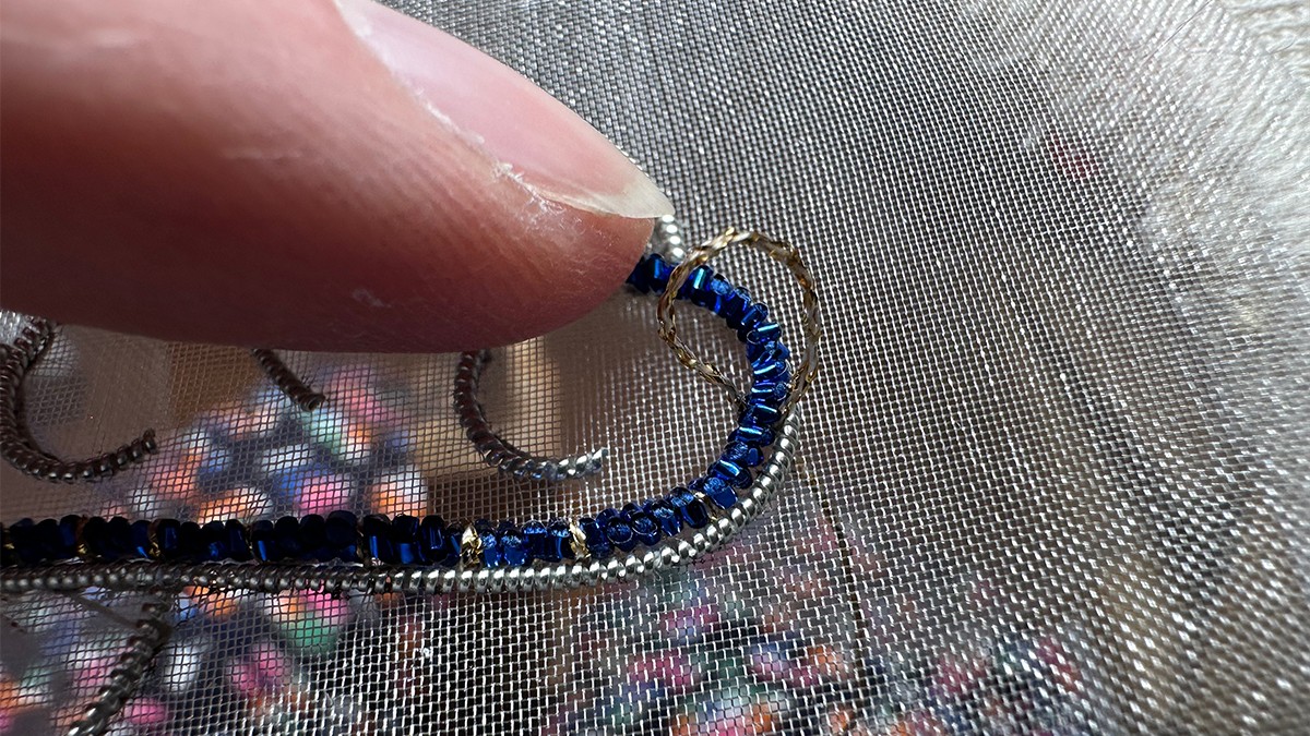 Broche Bijoux en forme de Lune Embrumée avec Cannetille et Fil Kreinik : Etape 6