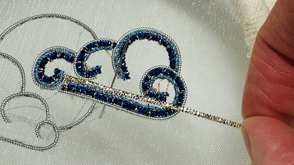 Broche Bijoux en forme de Lune Embrumée avec Cannetille et Fil Kreinik : Etape 7