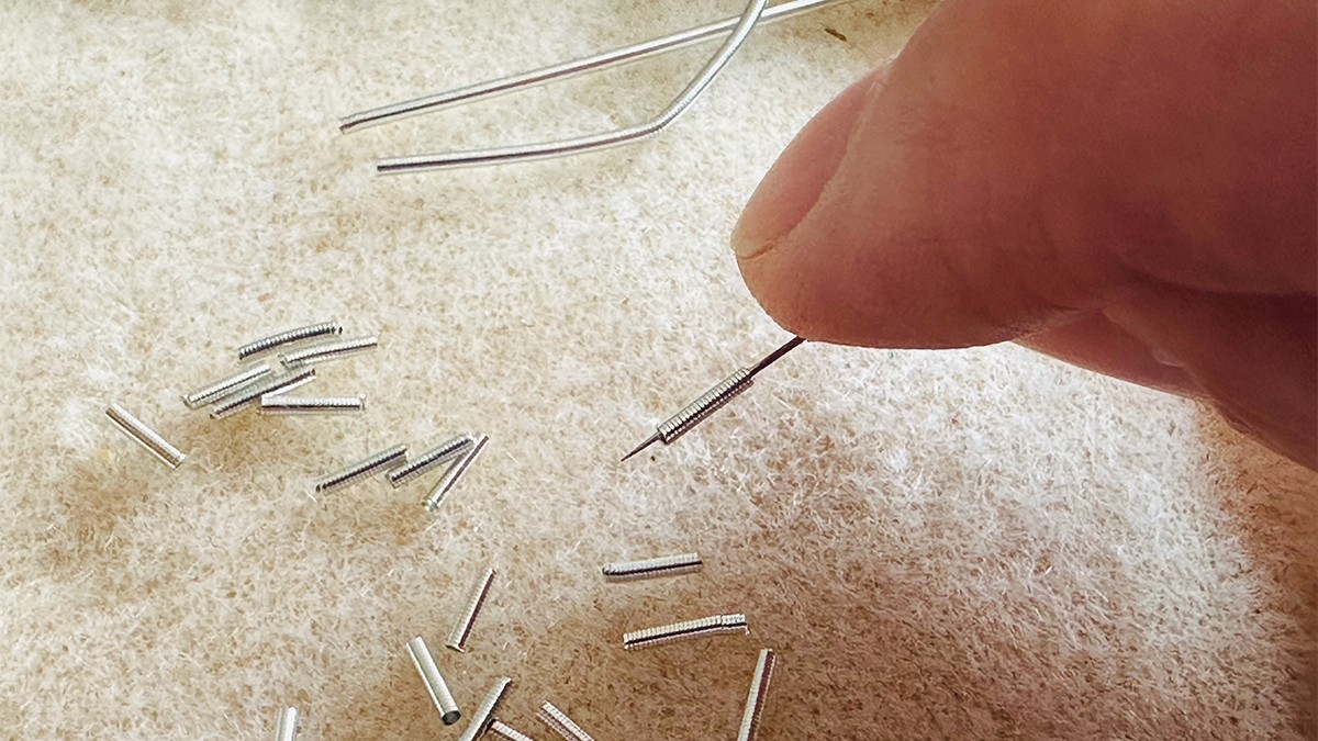 Broche Bijoux en forme de Lune Embrumée avec Cannetille et Fil Kreinik : Etape 9