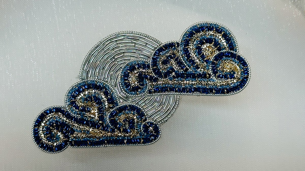 Broche Bijoux en forme de Lune Embrumée avec Cannetille et Fil Kreinik : Etape 10