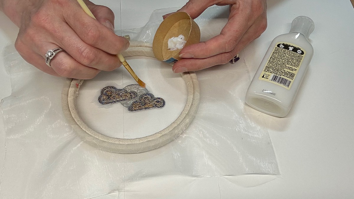 Broche Bijoux en forme de Lune Embrumée avec Cannetille et Fil Kreinik : Etape 11