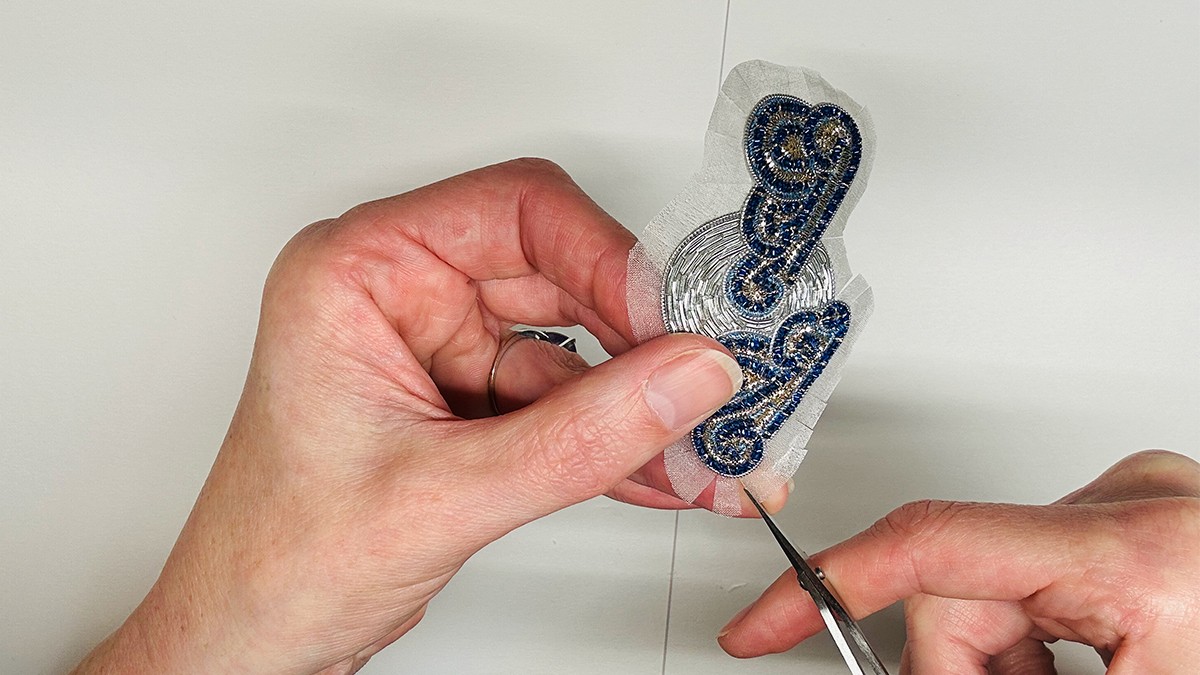 Broche Bijoux en forme de Lune Embrumée avec Cannetille et Fil Kreinik : Etape 12