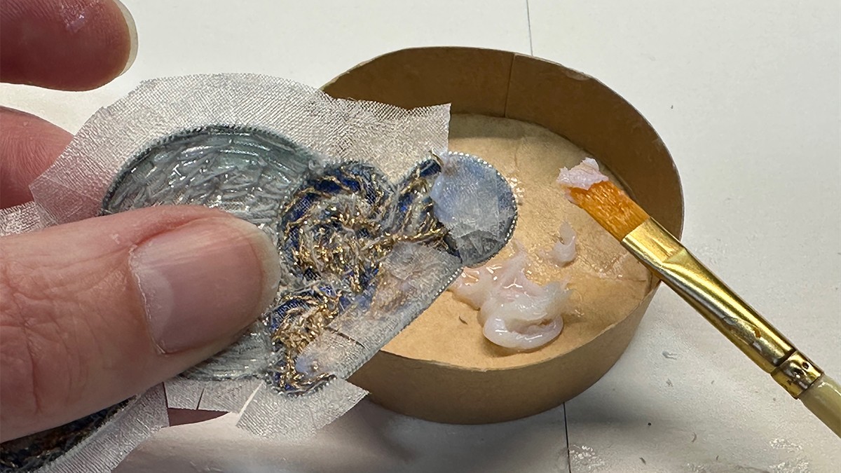 Broche Bijoux en forme de Lune Embrumée avec Cannetille et Fil Kreinik : Etape 13