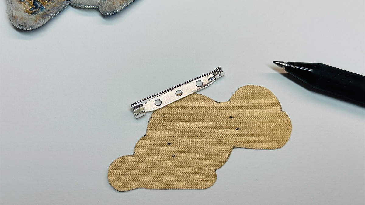 Broche Bijoux en forme de Lune Embrumée avec Cannetille et Fil Kreinik : Etape 14