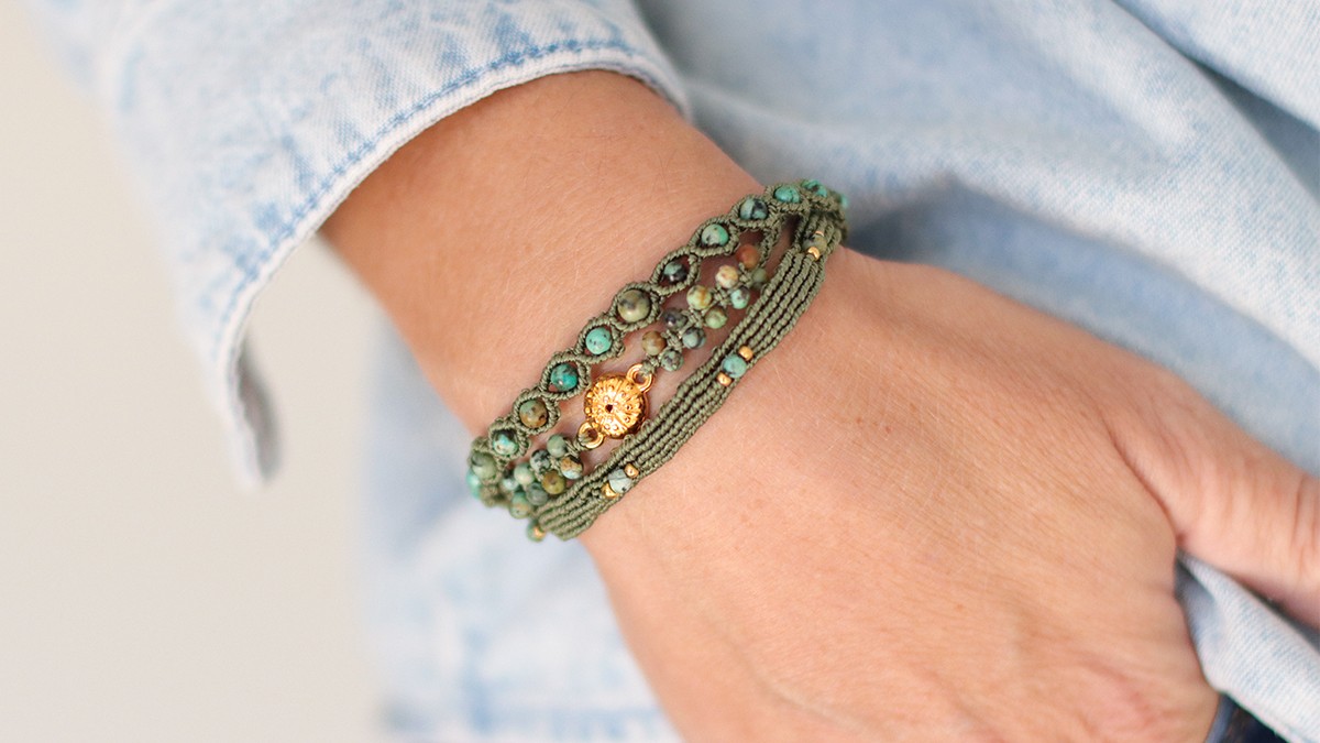 Bracelet en micro-macramé et pierres naturelles