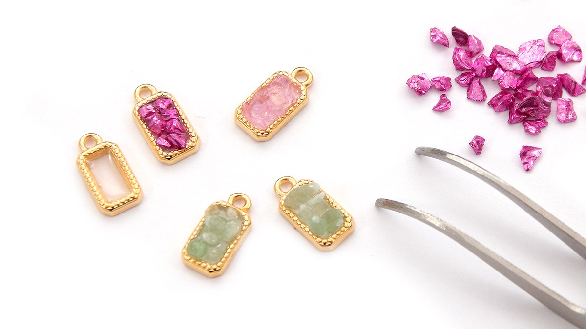 Boucles d'oreilles en résine avec éclats de pierre et de verre concassé : Etape 1