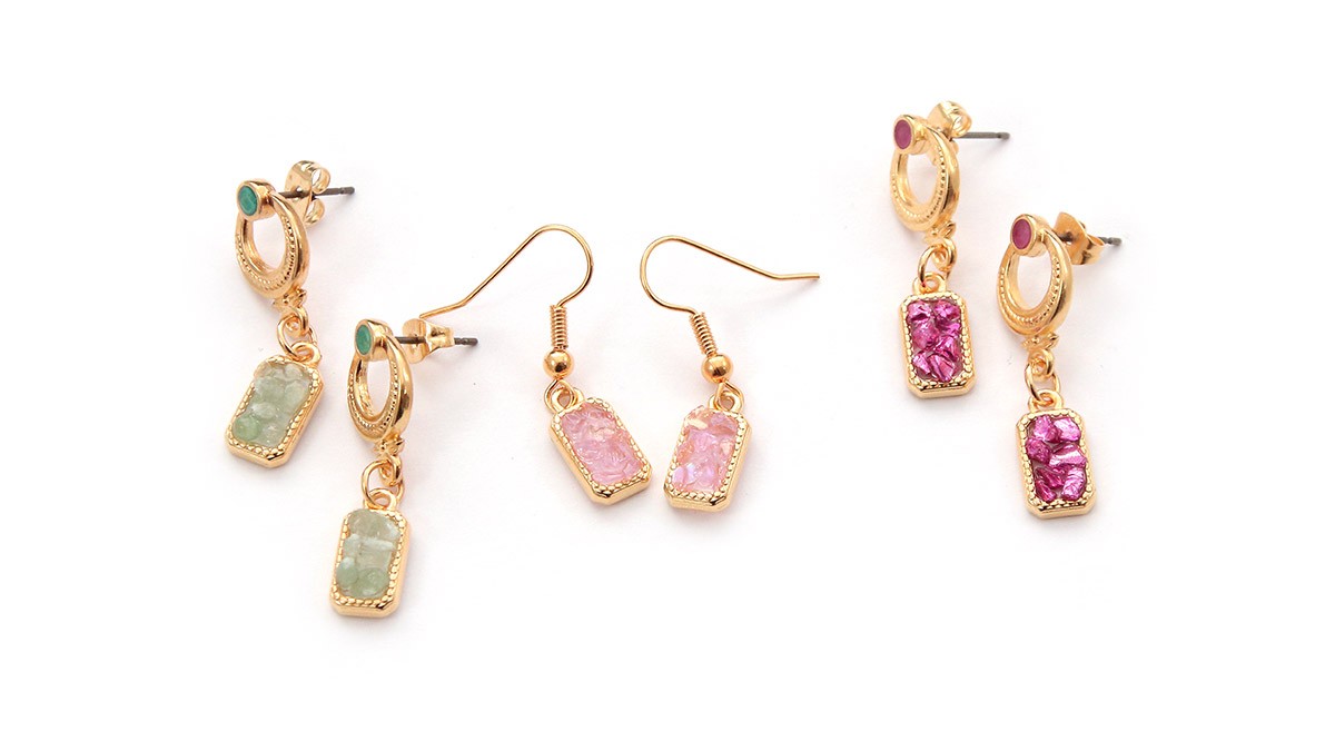 Boucles d'oreilles en résine avec éclats de pierre et de verre concassé : Etape 3