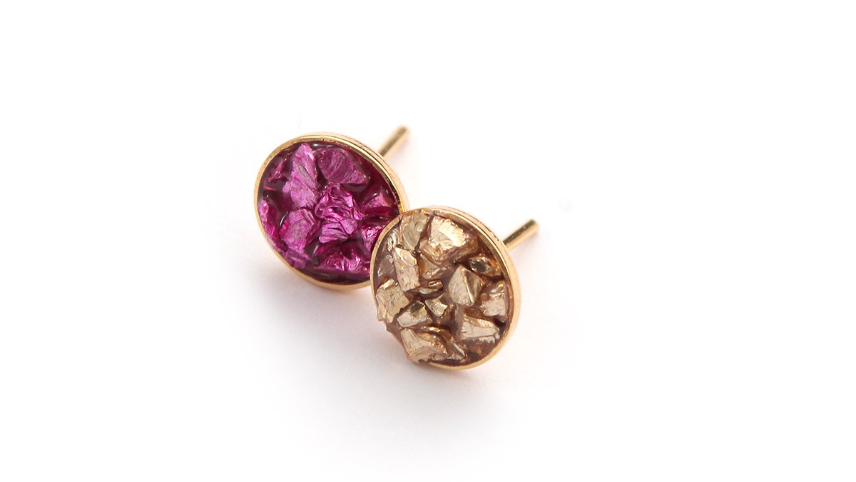 Boucles d'oreilles en résine avec éclats de pierre et de verre concassé : Etape 4