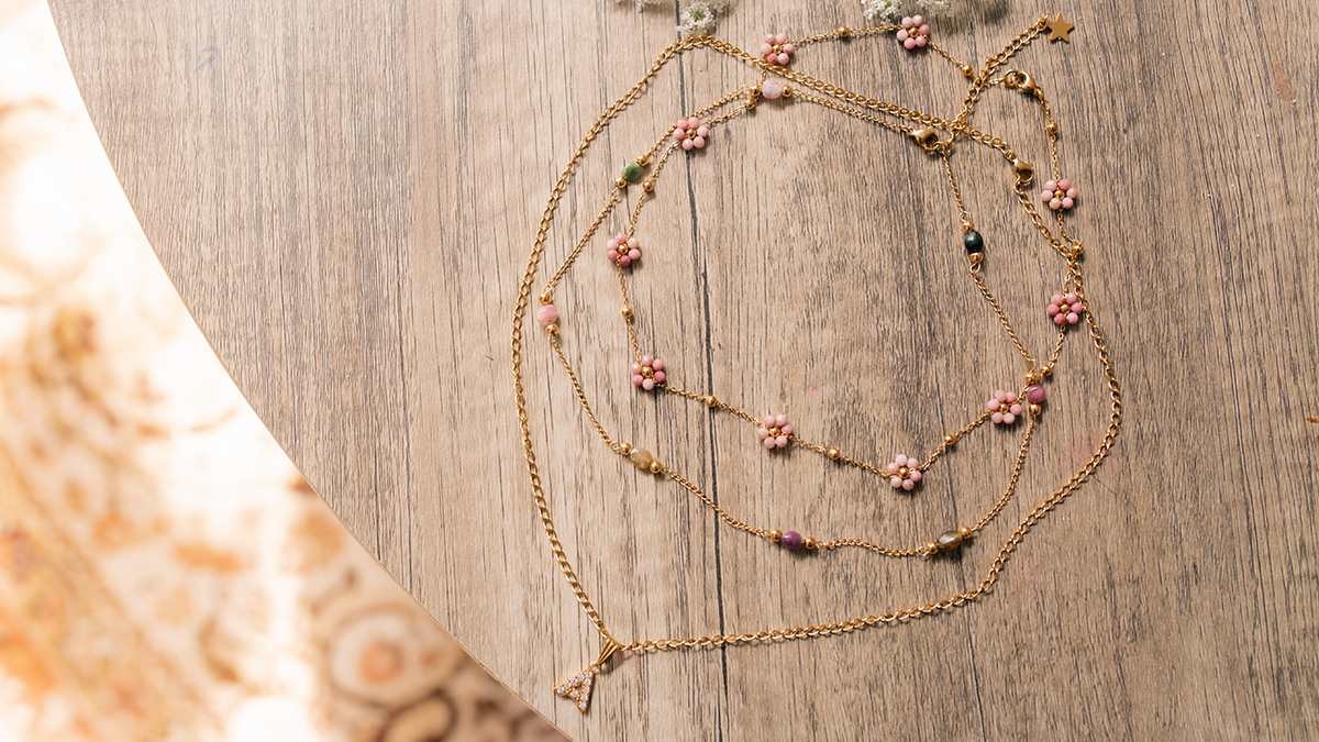 Colliers avec pierres naturelles et breloque lettre Colliers avec pierres naturelles et breloque lettre