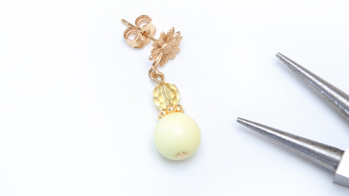 Boucles d'oreilles en cristal et perles colorées : Etape 2