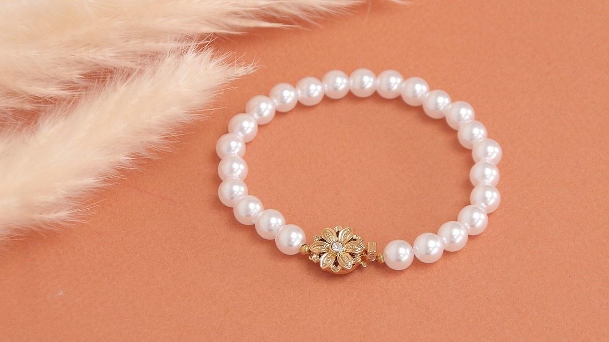 Schéma Bracelet en perles nacrées et fermoir fleur vintage