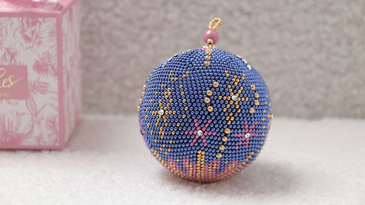 Boule de Noël en spirale au crochet bleue et rose Boule de Noël en spirale au crochet bleue et rose