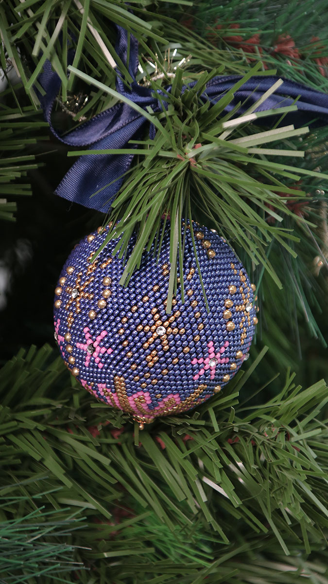 Boule de Noël en spirale au crochet bleue et rose