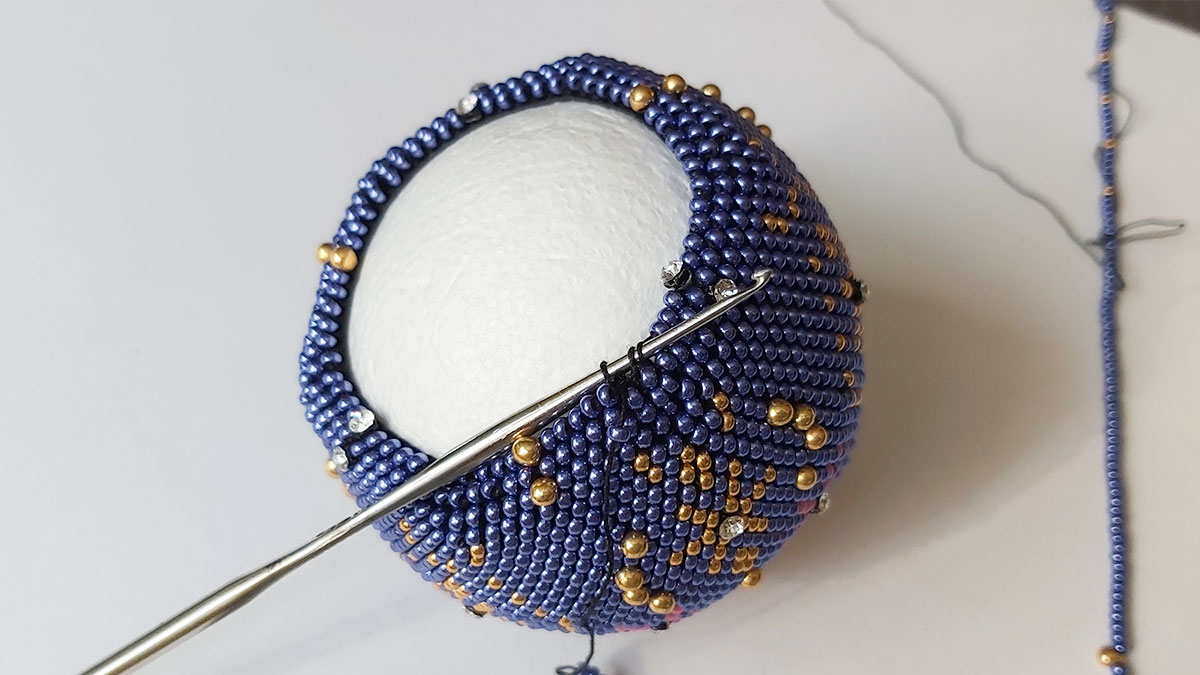 Boule de Noël en spirale au crochet bleue et rose : Etape 6