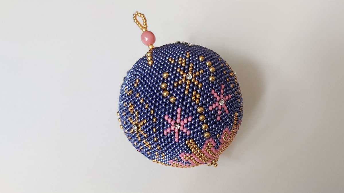Boule de Noël en spirale au crochet bleue et rose : Etape 7